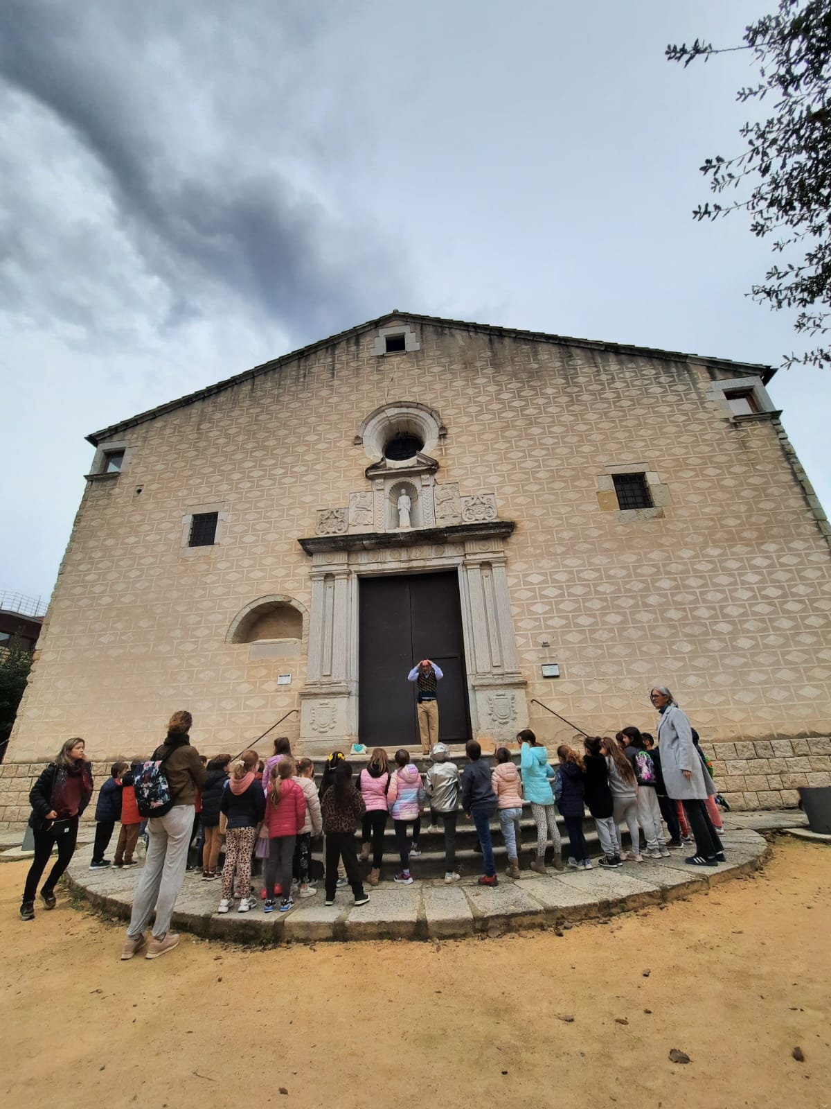 Els alumnes de l’escola La Benaula descobreixen el patrimoni termal de Caldes de Malavella