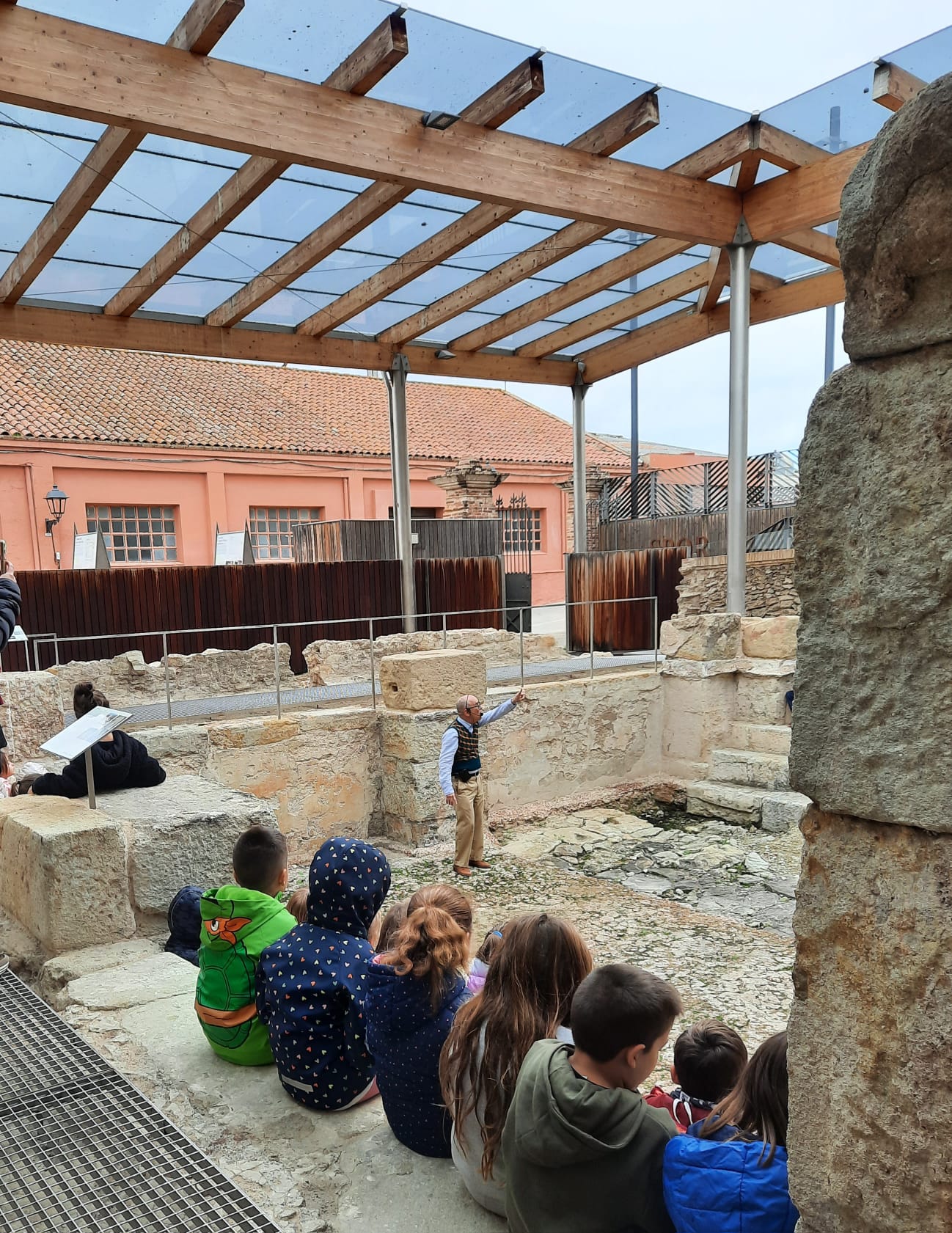 Els alumnes de l’escola La Benaula descobreixen el patrimoni termal de Caldes de Malavella